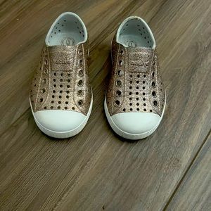 Native Slip-On Kids' Size 6C Toddler Waterproof Shoes Glitter gold like new